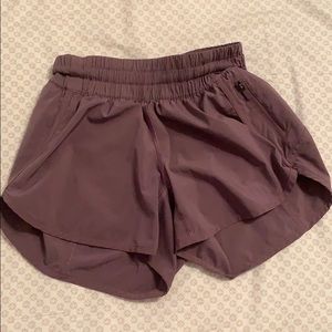 Lulu Lemon Tracker short V *4” in smoked mulberry